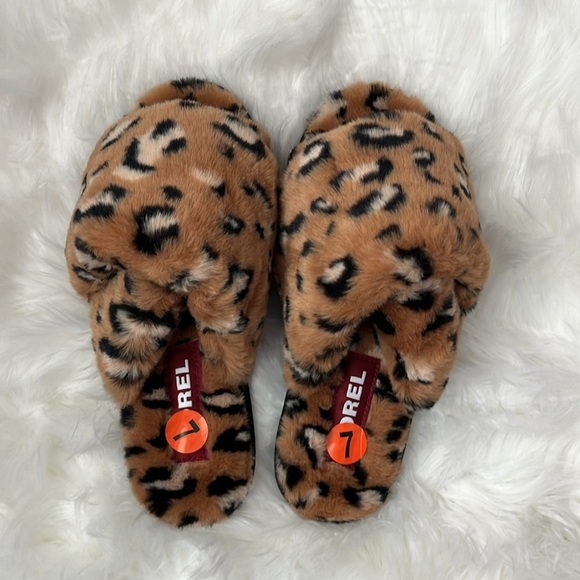 Sorel Shoes - 🆕 Sorel Go-Mail Run Slippers Faux Fur Leopard Print Size 7